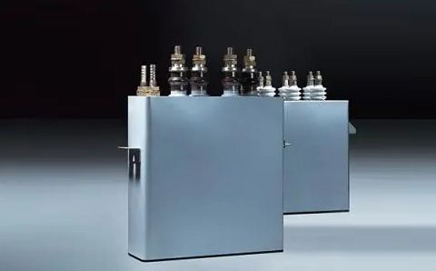 電容器在直流電路中起什么作用？
